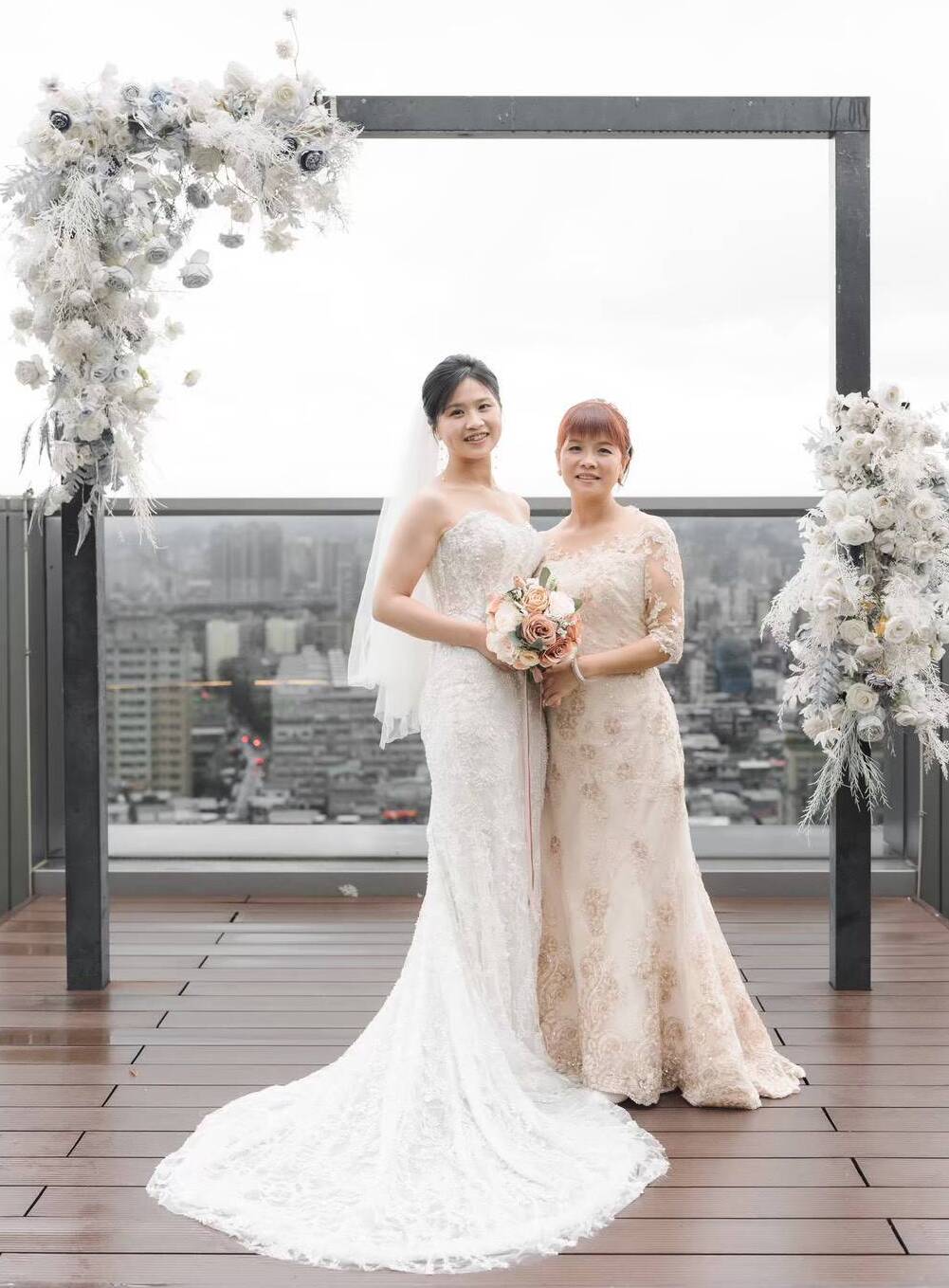 形象顧問莫菲陪同客戶挑選主婚人禮服