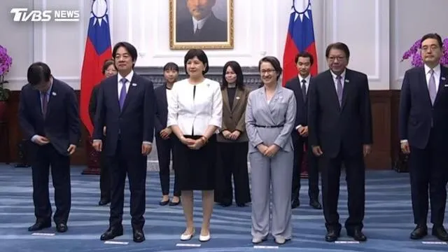 國慶大典第一夫人吳玫如穿著黑色洋裝搭配白色短版外套，以黑白配色展現典雅正式的國慶穿搭。