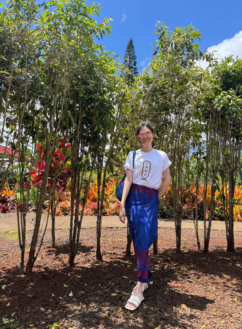 莫菲穿搭-夏威夷鳳梨園姓名棉T搭配柬埔寨紗籠