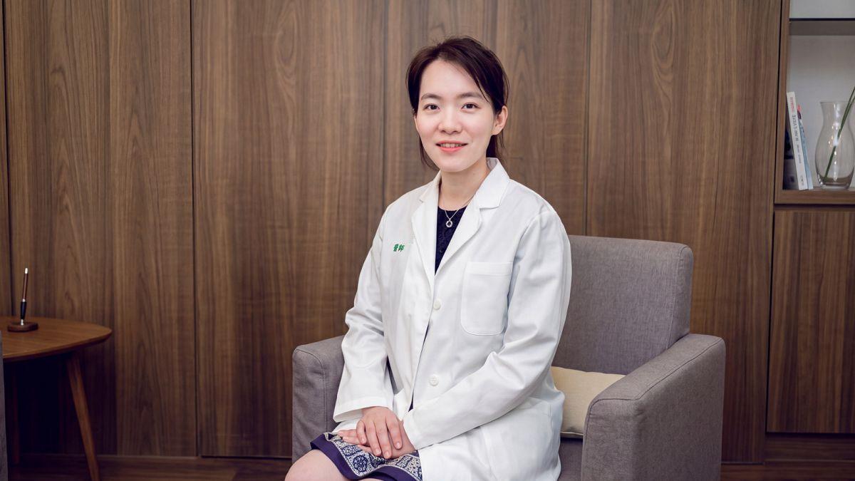 陳幸妤牙醫師穿白袍的專業形象