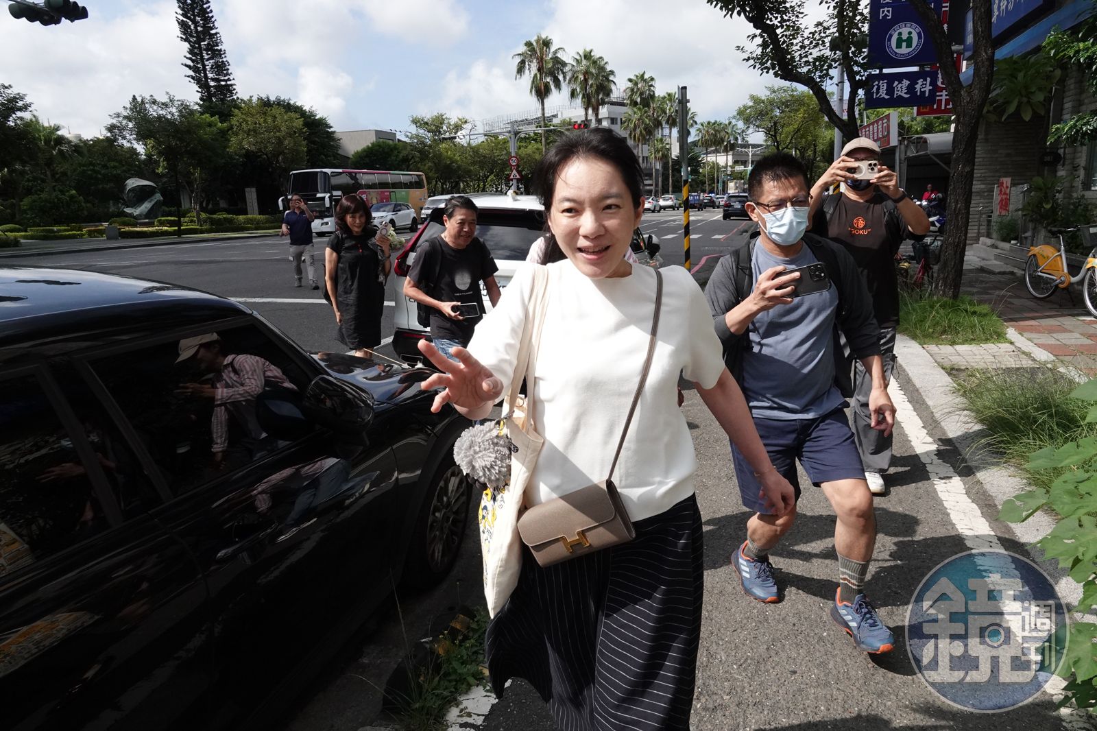 陳幸妤日常穿搭，愛馬仕精品包搭配兒子美國大學帆布包的高低混搭