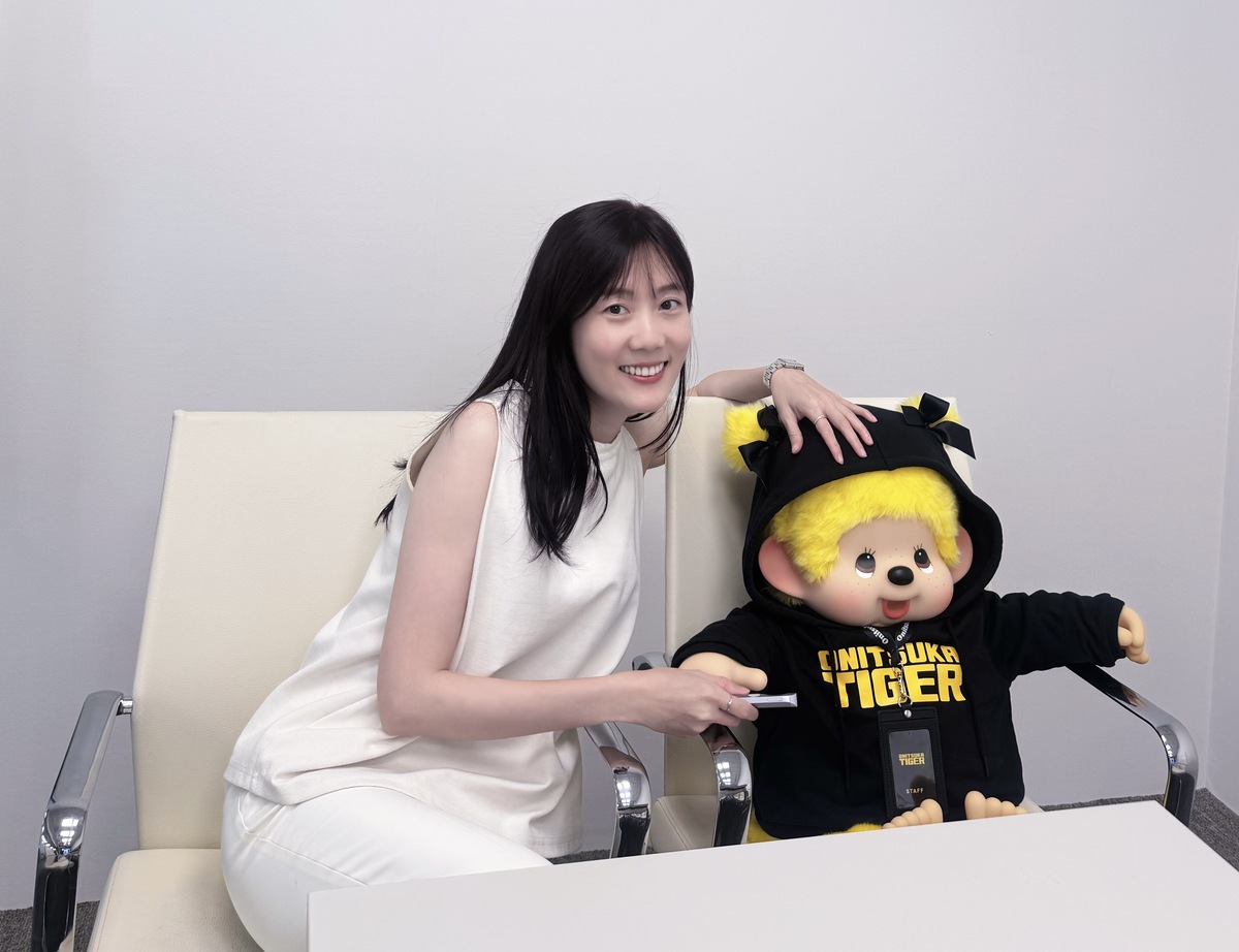 Onitsuka Tiger 鬼塚虎與 Monchhichi 蒙奇奇聯名大玩偶出現在品牌內訓教室，蒙奇奇聽莫菲講課