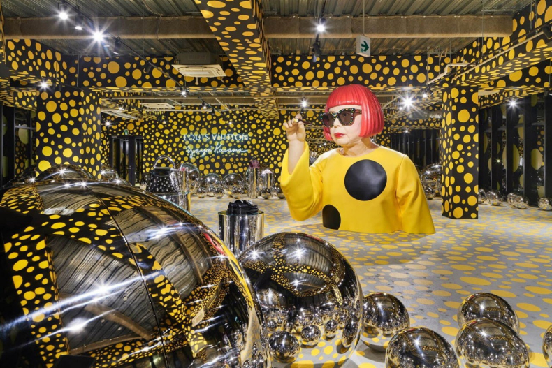 草間彌生與 Louis Vuitton 聯名 Polka Dot 圓點作品,鏡面與光影呈現草間彌生標誌性的圓點藝術風格