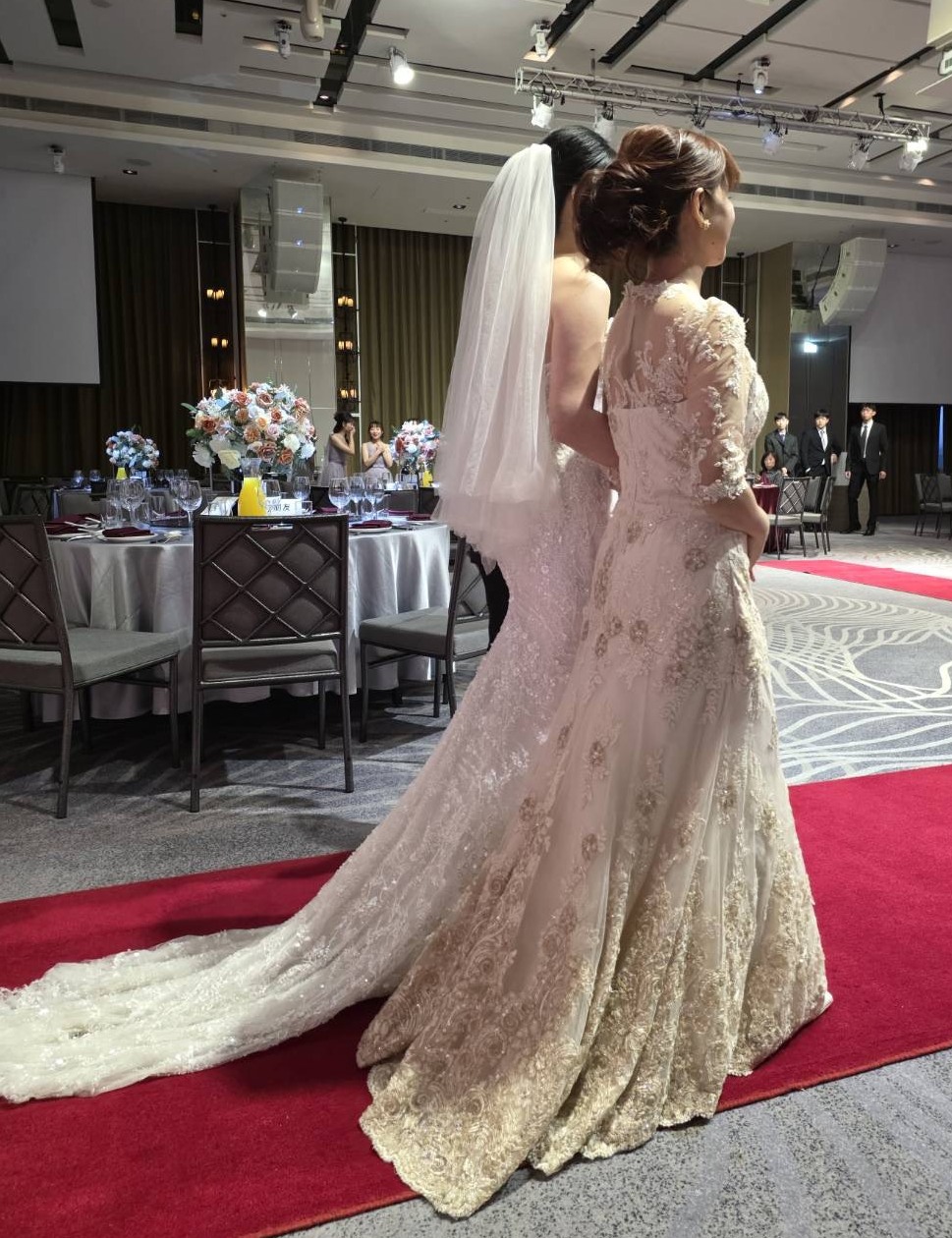 形象顧問莫菲陪同客戶挑選主婚人禮服